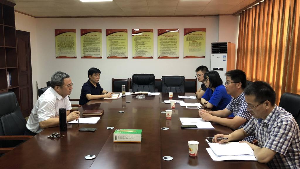 陈荣卓教授率基地成员赴咸宁参加村委会换届选举“远程投票”总结座谈会 陈荣卓教授率基地成员赴咸宁参加村委会换届选举“远程投票”总结座谈会